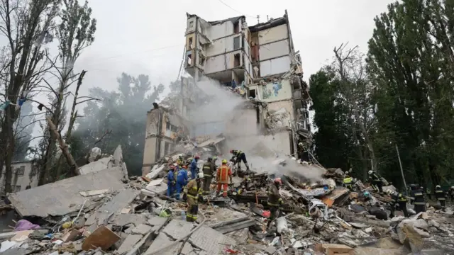 Ratownicy pracują na miejscu rosyjskiego ataku na dziewięciopiętrowy budynek mieszkalny w Kijowie na Ukrainie. Zdjęcie: 31 lipca 2025 r.