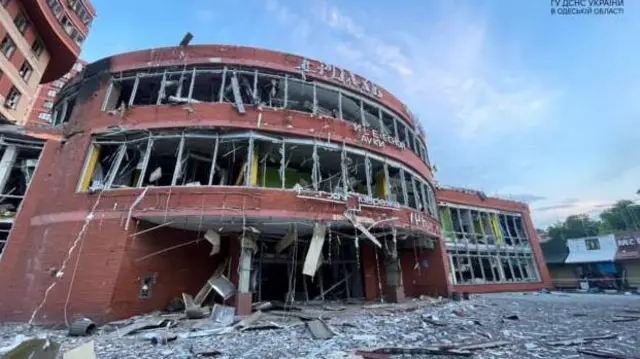 ক্ষেপণাস্ত্র আঘাতের পর ওডেসার একটি শপিংমল 