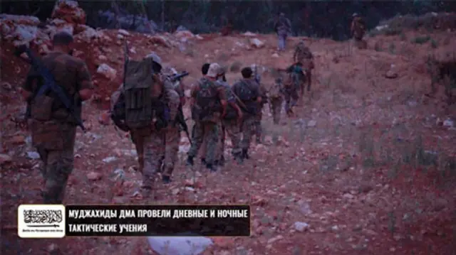 صف جنگجویان در حال حرکت بر زمین سنگلاخ