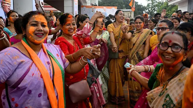 गुवाहाटी के बीजेपी कार्यालय में असम में बीजेपी की जीत का जश्न मनातीं पार्टी कार्यकर्ता