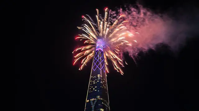 ਲੋਟੇ ਵਰਲਡ ਟਾਵਰ ਤੋਂ ਆਤਿਸ਼ਬਾਜ਼ੀ