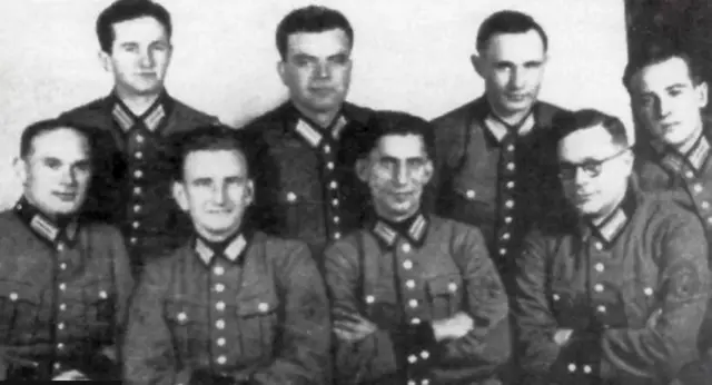 रोमन शुखेविच अपने बटालियन के साथ.