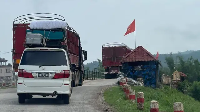 သိန္နီမြို့နယ်ထဲမှာ ဖြတ်သန်းသွားလာနေတဲ့ ကုန်ကားတချို့ (ပုံဟောင်း)