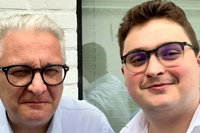 Un primer plano de dos hombres que llevan gafas.