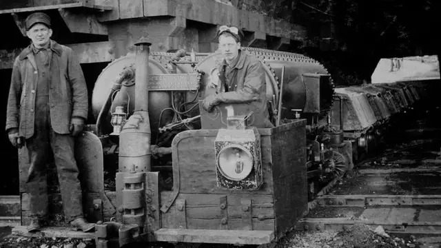 Dos trabajadores en la mina de Anaconda, en Montana.