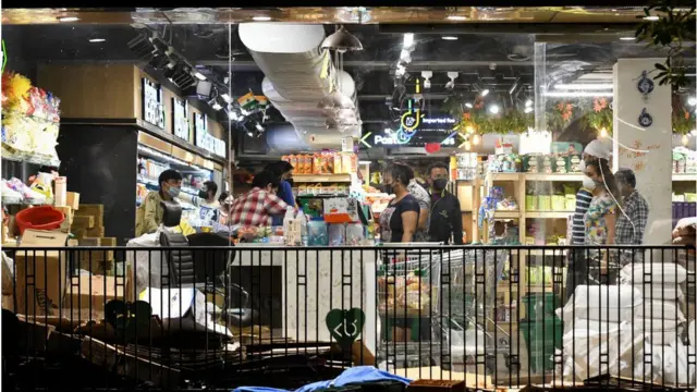 ভারতে হটাৎ করে লকডাউন ঘোষণার কারণে অনাহারে থাকার ভয়ে 'প্যানিক বাইয়িং'-এর হিড়িক।