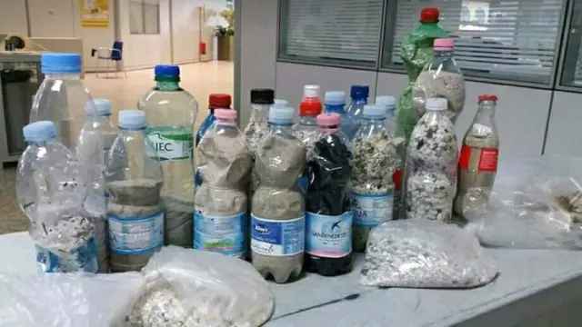 رمال سردينيا البيضاء في زجاجات