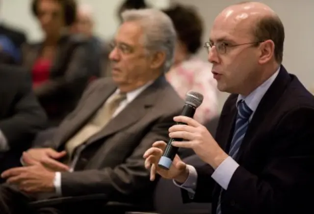 Sérgio Fausto e Fernando Henrique, ao fundo