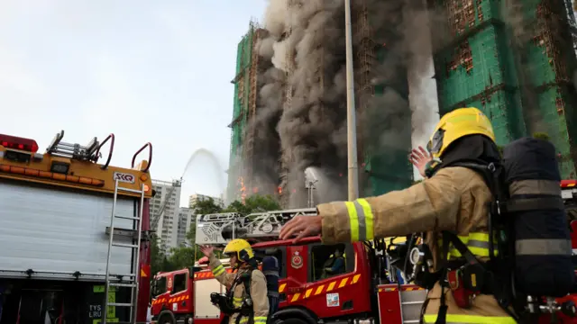 大埔宏福苑现场,消防员正在指挥。