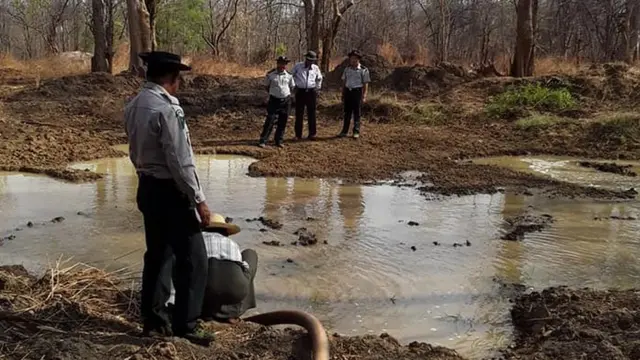 ရွှေစက်တော် ဘေးမဲ့တောအတွင်း မှာလည်း ရေခမ်းခြောက် ပြတ်လပ်ကုန်လို့ မကွေးတိုင်း၊ သစ်တောဦးစီးဌာနက တောတွင်းက ရေကန်တွေမှာ ရေသွားဖြည့်ပေးရ