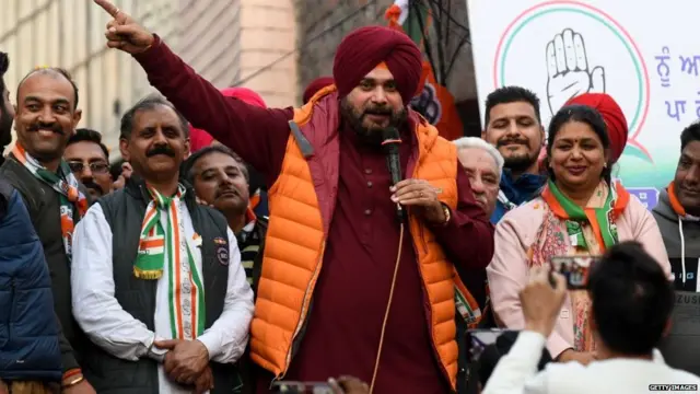 ਨਵਜੋਤ ਸਿੰਘ ਛੋਟੀਆਂ ਛੋਟੀਆਂ ਰੈਲੀਆਂ ਦੇ ਨਾਲ ਡੋਰ ਟੂ ਡੋਰ ਚੋਣ ਪ੍ਰਚਾਰ ਕਰਦੇ ਹਨ