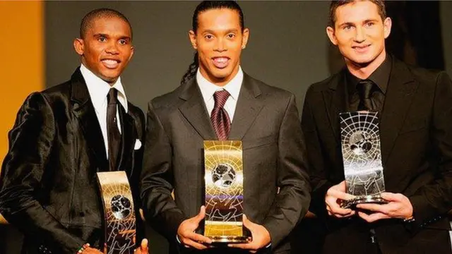 Samuel Eto'o wa Cameroun (i bufamfu) yabaye uwa gatatu mu 2005, inyuma y'Umwongereza Frank Lampard hamwe n'uwabaye uwa mbere, umunya Brezili Ronaldinho (hagati)