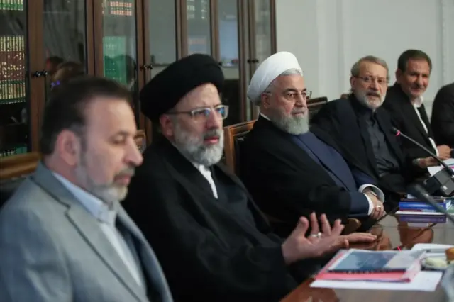 د ایران ولسمشر، د پارلمان مشر او د قضایه قوې مشر د اقتصادي همغږۍ شورا ګډه مشري لري.