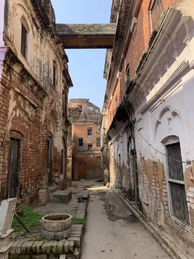 అయోధ్యలో శిథిలావస్థలో ఉన్న ఆలయం