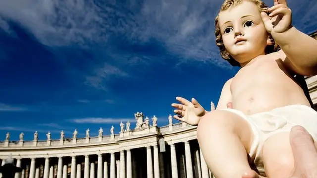 Imagem do menino Jesus carregada por um paroquiano no Vaticano