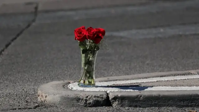 Florero con rosas rojas.