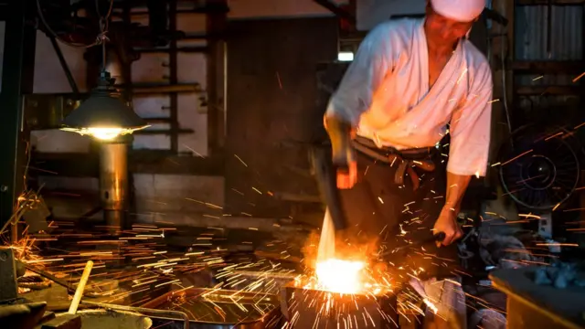 Японский кузнец за работой