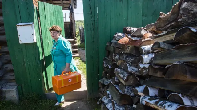 Сельский врач во время обхода пациентов на дому