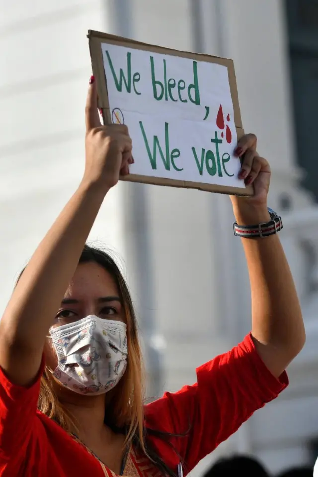 Ativista com cartaz dizendo "Nós sangramos e votamos"bets nacional apostasum protesto contra os impostos sobre os produtosbets nacional apostashigiene menstrualbets nacional apostasKatmandu, no Nepal, no dia 6bets nacional apostasoutubrobets nacional apostas2021.