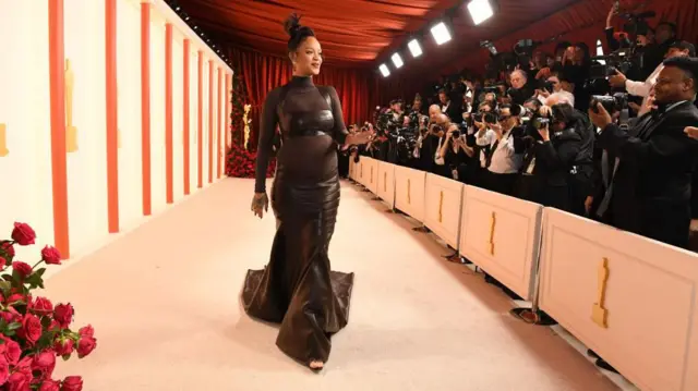 Rihanna "şampanya" rengi halıda