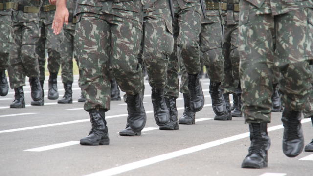 Militares de uniforme fotografados da cintura para baixo