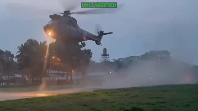 Imagen de un helicóptero militar despegando en un lugar no identificado.