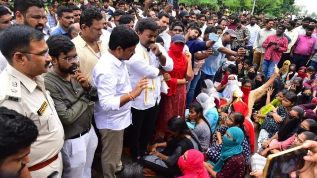 ప్రతిపక్షనేతలు, విద్యార్థులు