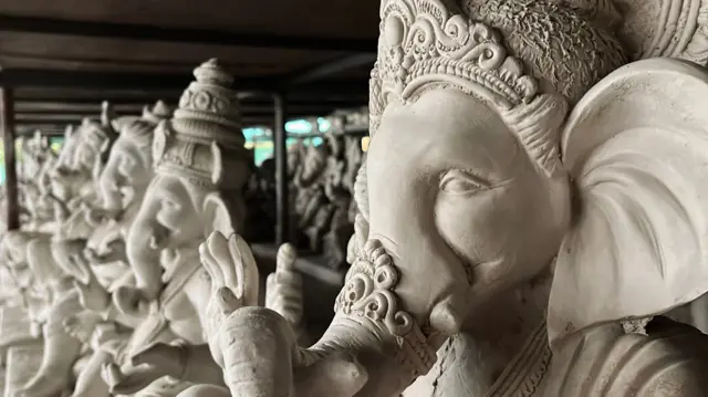 या पुरात कलवे येथील मूर्तिकार महेंद्र पाटील यांचे सुमारे 10 लाख रुपयांचे नुकसान झाले आहे.