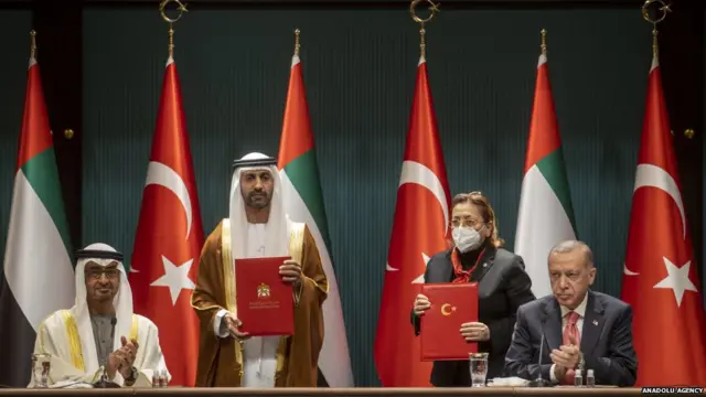 संयुक्त अरब अमीरात के क्राउन प्रिंस मोहम्मद बिन ज़ायद और तुर्की के राष्ट्रपति रेचेप तैय्यप अर्दोआन दोनों देशों के बीच हुई सुलह के दौरान