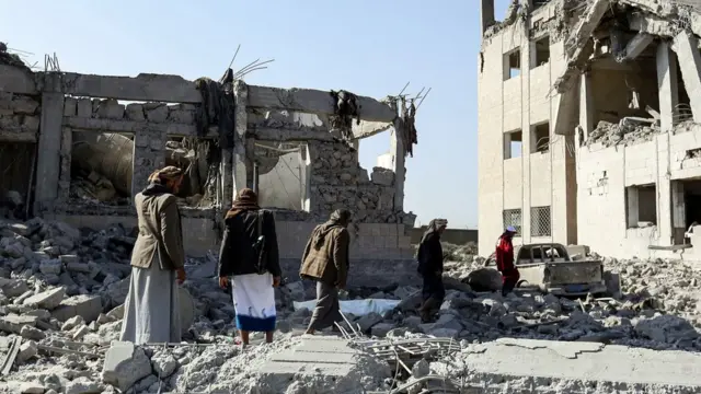 أفراد من الحوثيين في موقع القصف