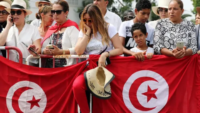 تونسيون يشيعون السبسي