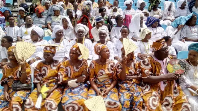 Awọn obninrin ninu asọ funfun àti Ankara