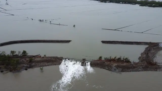 শ্যামনগরের বুড়ি গোয়ালিনীতে বাঁধ ভাঙা পানি জনপদ ভাসিয়ে দিয়েছে