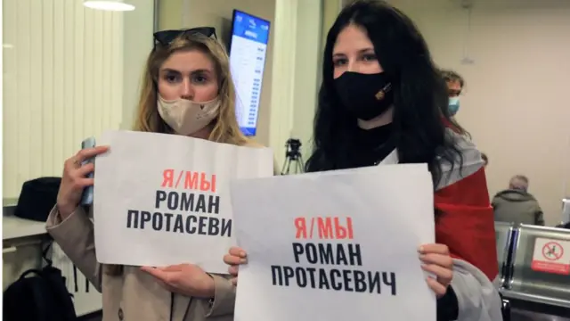 রোমান প্রোতেশেভিচের মুক্তির দাবিতে দুই নারী।