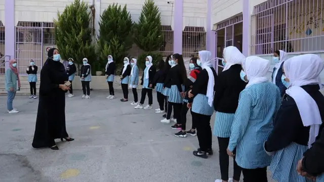 آموزش به دانش‌آموزان فلسطینی در مدرسه‌ای در کرانه باختری پیش از تزریق واکسن فایزر