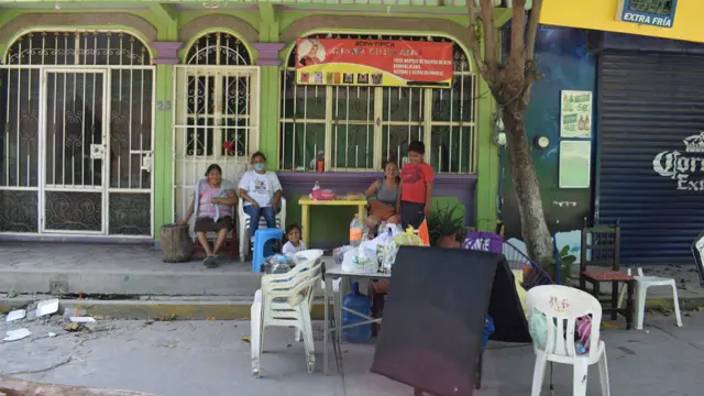 Habitantes de Juchitán en la calle.