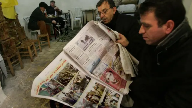 হামাসের বিজয়ের খবর সংবাদপত্রে পড়ছেন কফির দোকানে বসে কয়েকজন ফিলিস্তিনি - ২৭শে জানুয়ারি ২০০৬