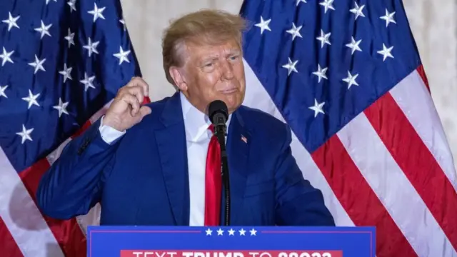 フロリダ州の私邸マール・ア・ラーゴで演説するドナルド・トランプ氏