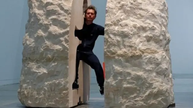 चूने के पत्थर में रहते अबराम प्वांगशेवेल.