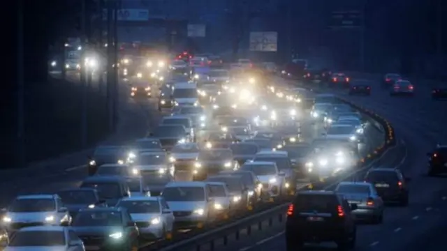 Тонгда Киевдан чиқиб кетаётган автомобиллар навбати юзага келди.