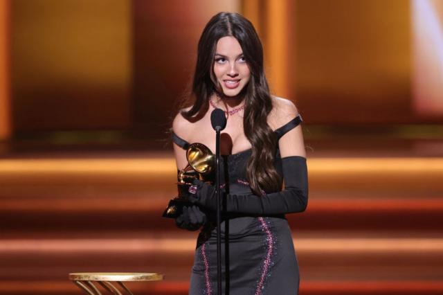 Olivia Rodrigo con el Grammy a la artista revelación del año.