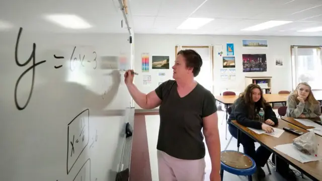 Woman dey solve problem for board