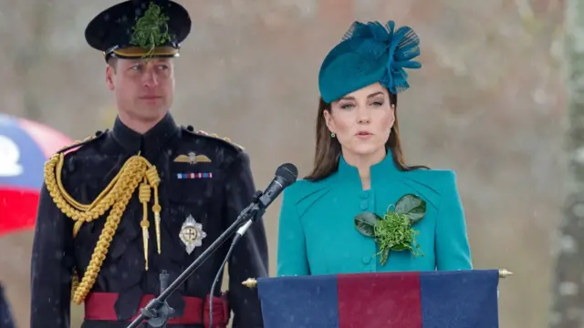 Princ i princeza od Velsa, Vilijam i Kejt obišli su Prvi bataljon Irske garde u Alderšotu