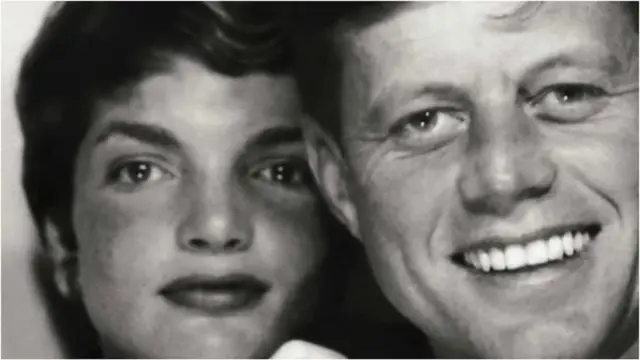 ජනාධිපති කෙනඩි මරා දමන ලද්දේ සිය බිරිඳ ඉදිරිපිටදීය