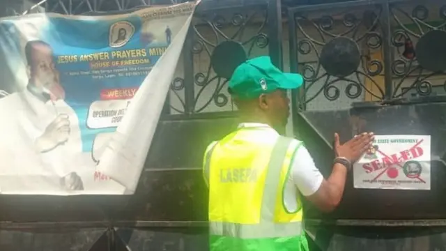 Oṣiṣẹ LASEPA kan n ti ile kan pa