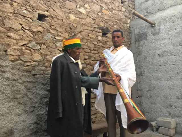 ዲያቆን ካሕሳይ ወርሲ መለኸት ካብ ወላዲኡ እንትቕበል