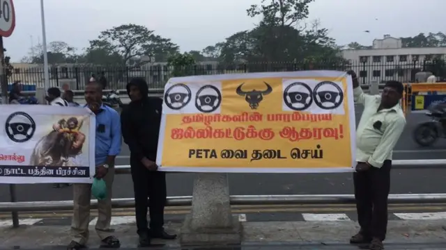 ஜல்லிக்கட்டுக்கு ஆதரவும், பீட்டா அமைப்புக்கு எதிர்ப்பும் தெரிவிக்கும் பதாகை