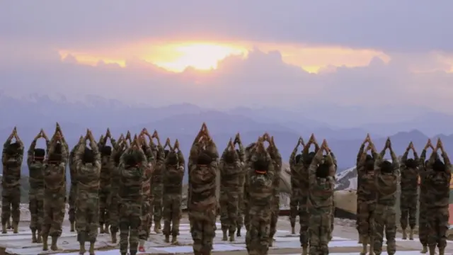 લાઇન ઑફ કંટ્રોલ ખાતે યોગાસન કરી રહેલા જવાન