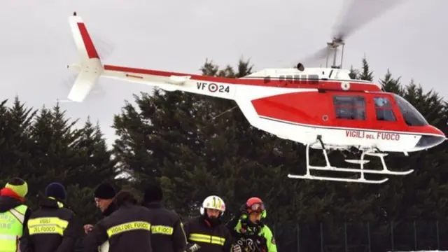 طلبت فرق الإنقاذ نقل الناجين إلى المستشفى عبر مروحية