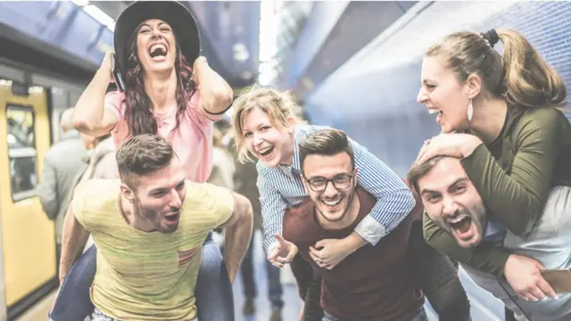 Un grupo de jóvenes se divierte.